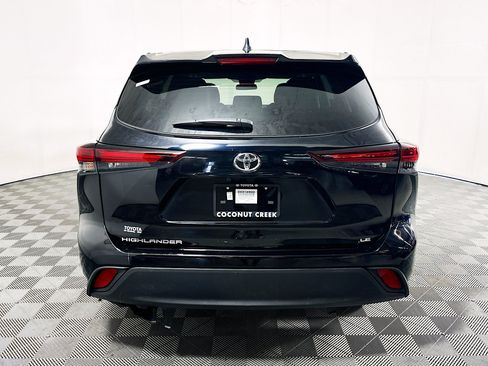 Used 2024 Toyota Highlander LE FWD image 4