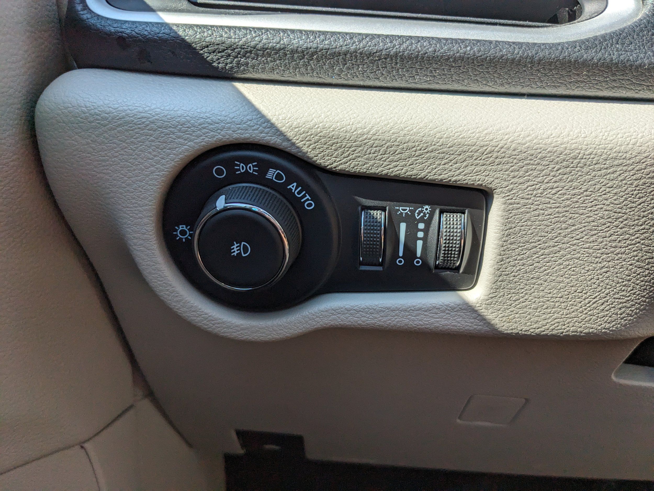 Used 2022 Chrysler Pacifica Touring-L w/ Uconnect Theater Family Group AWD/4WD image 37