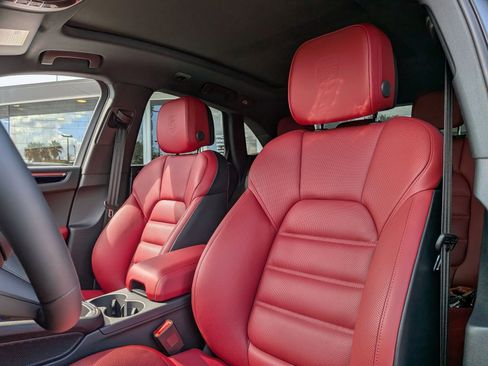 New 2026 Porsche Macan image 5