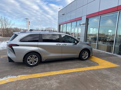 Used 2024 Toyota Sienna Platinum image 7