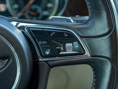 Used 2018 Bentley Bentayga Activity image 12