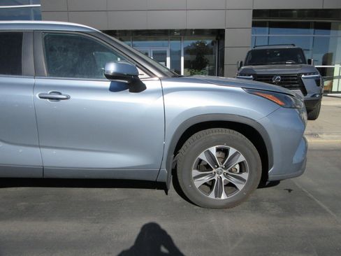 Used 2023 Toyota Highlander XLE AWD/4WD image 11