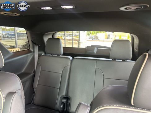 Used 2023 Chevrolet Traverse Premier FWD image 2
