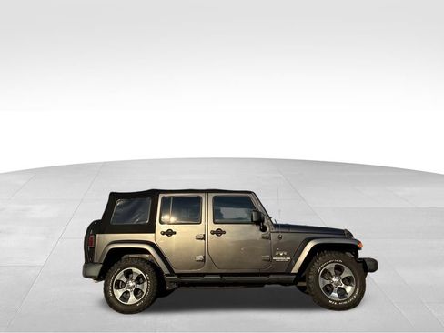 Used 2016 Jeep Wrangler Unlimited Sahara w/ Connectivity Group AWD/4WD image 7