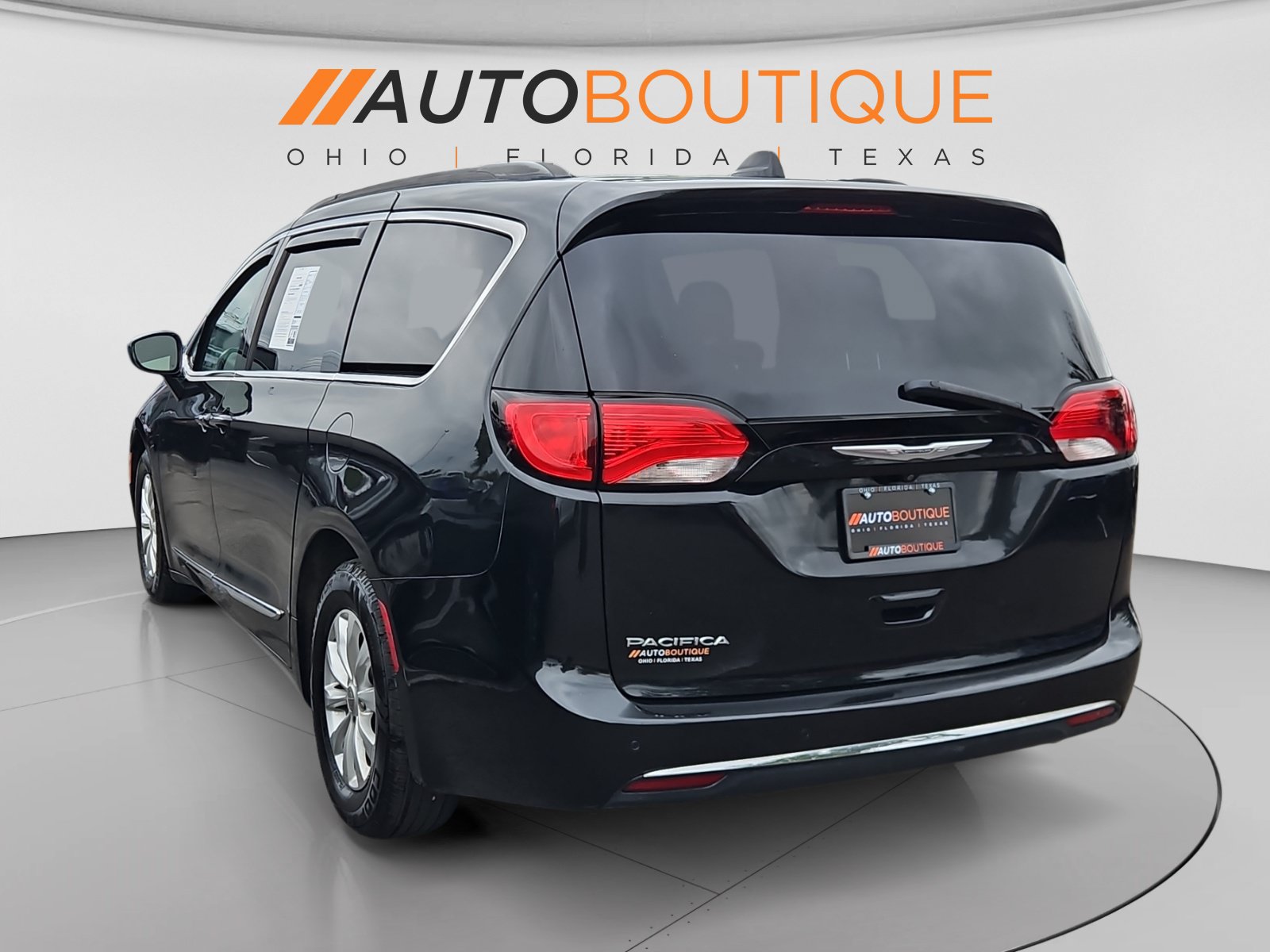 Used 2017 Chrysler Pacifica Touring-L FWD image 3