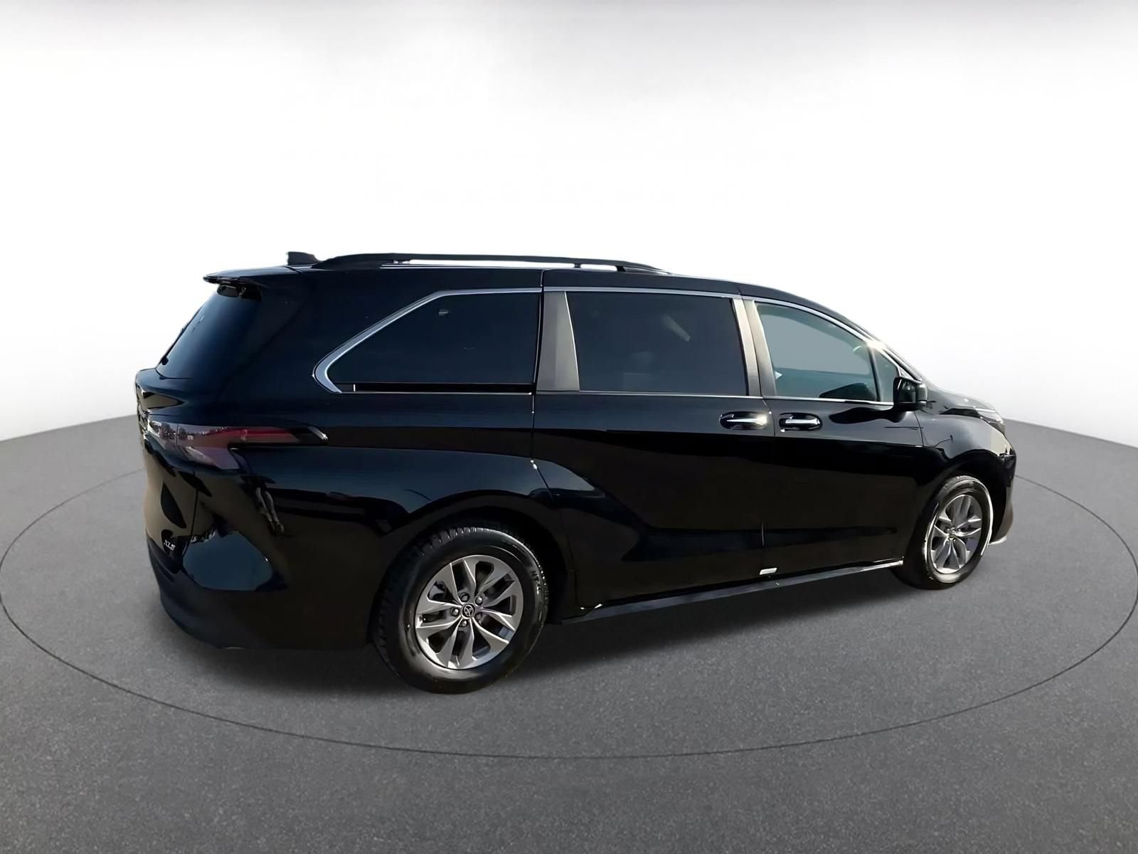 Used 2025 Toyota Sienna XLE FWD image 13