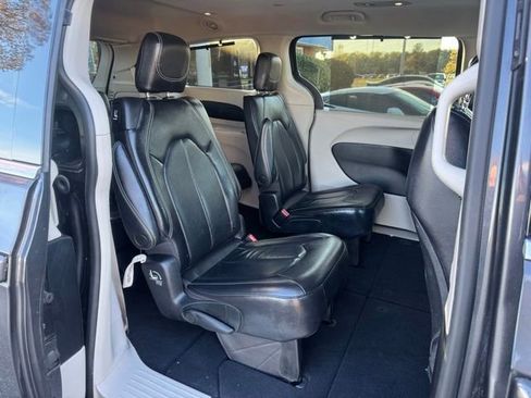 Used 2022 Chrysler Pacifica Touring-L image 11