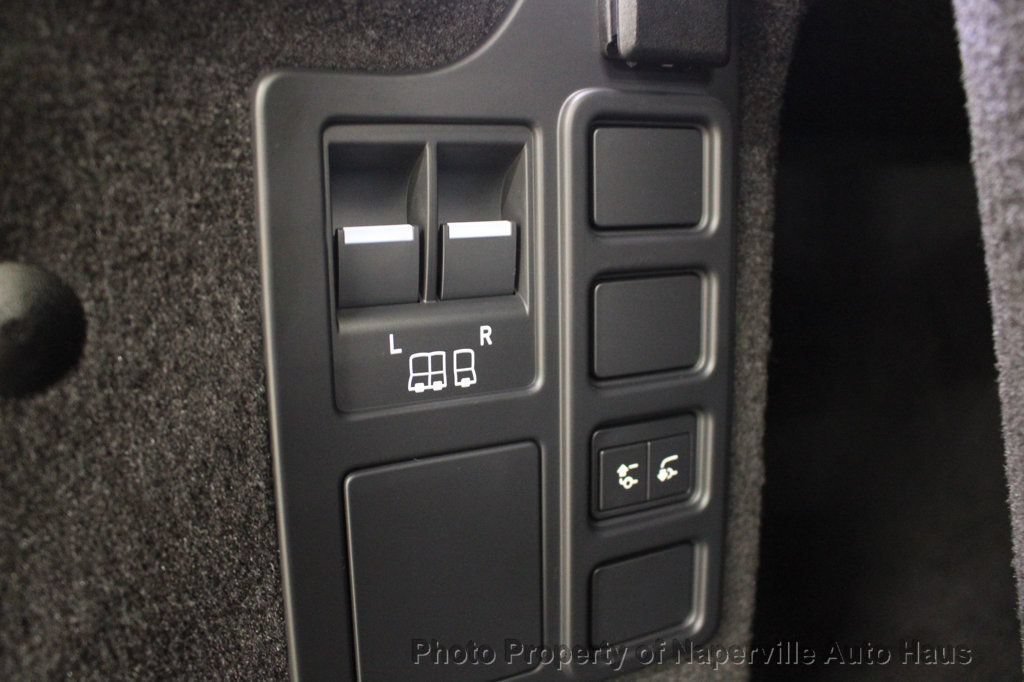 Used 2025 Land Rover Discovery Dynamic SE AWD/4WD image 38