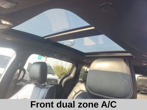 Used 2025 Chrysler Pacifica Limited image 6