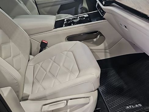 New 2026 Volkswagen Atlas SE FWD image 13