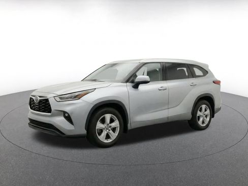 Used 2025 Toyota Highlander LE FWD image 3