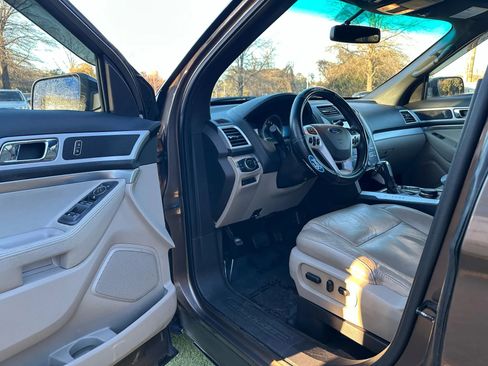 Used 2015 Ford Explorer XLT w/ Equipment Group 202A image 12
