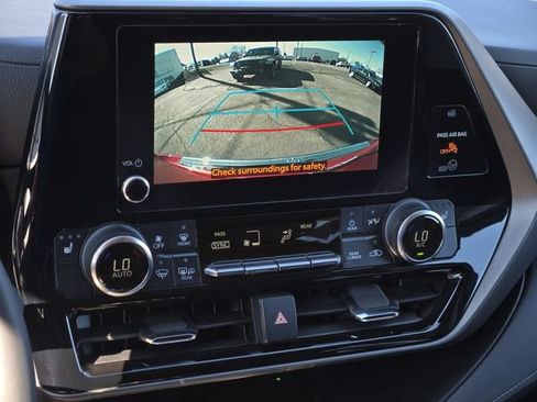 Used 2023 Toyota Highlander XLE image 21