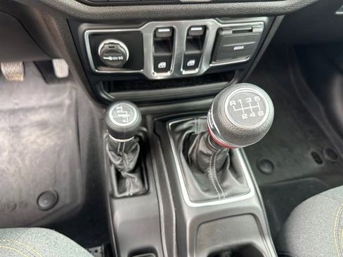Used 2025 Jeep Wrangler Sport AWD/4WD image 16