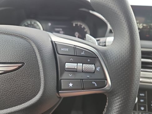 Used 2025 Genesis G70 2.5T image 12