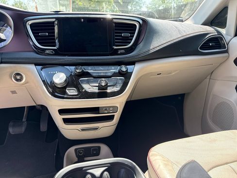 Used 2019 Chrysler Pacifica Limited FWD image 19