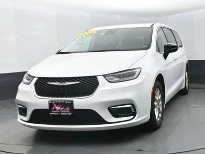 Used 2024 Chrysler Pacifica Touring-L