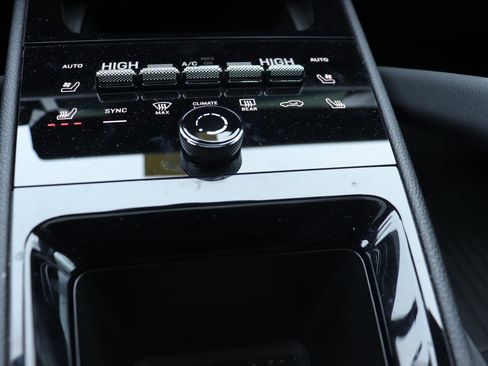 Used 2024 Porsche Cayenne Coupe image 27