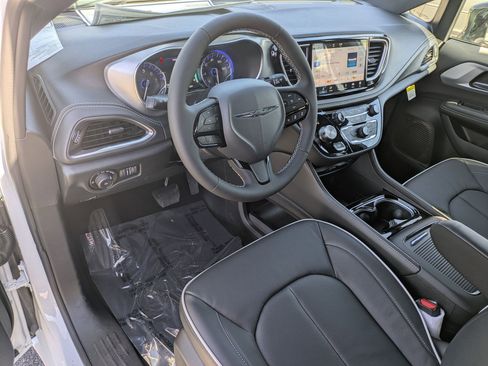 New 2026 Chrysler Pacifica Limited image 9