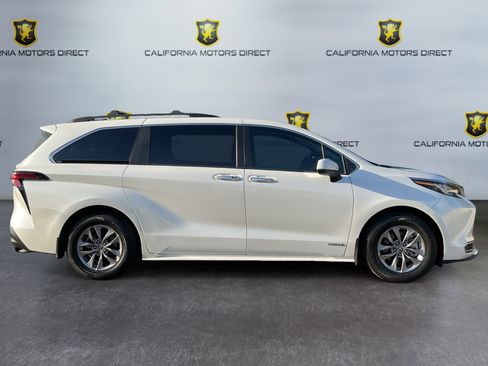 Used 2021 Toyota Sienna XLE w/ XLE Plus Package image 4