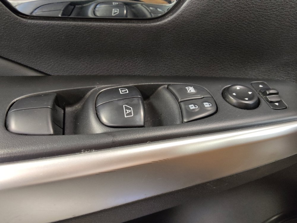 Used 2019 Nissan Kicks SR w/ SR Premium Package FWD image 27