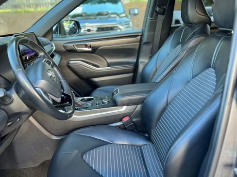 Used 2025 Toyota Highlander XSE AWD/4WD image 15