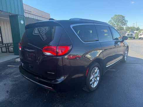 Used 2017 Chrysler Pacifica Limited FWD image 3