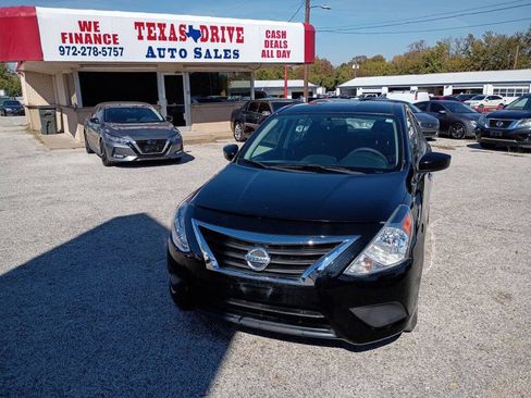 Used 2019 Nissan Versa SV image 2