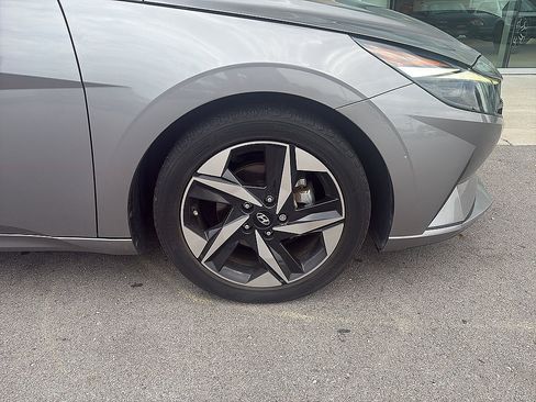 Used 2023 Hyundai Elantra SEL w/ Convenience Package FWD image 2