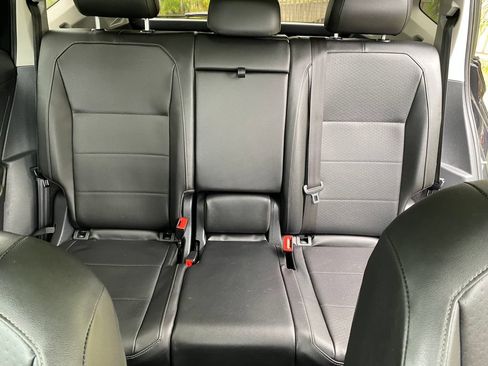 Used 2018 Volkswagen Tiguan SE w/ Panoramic Sunroof Package AWD/4WD image 18