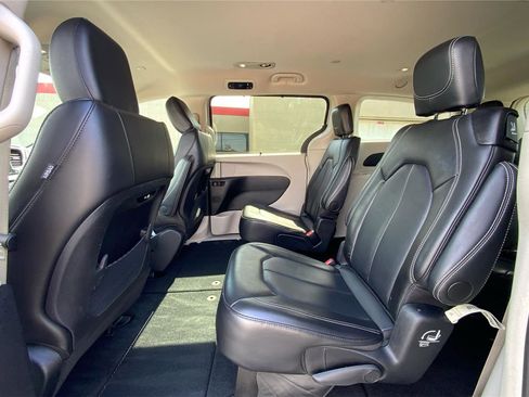 Used 2024 Chrysler Pacifica Touring-L image 9