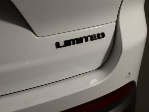 Used 2023 Jeep Grand Cherokee L Limited w/ Luxury Tech Group II AWD/4WD image 44
