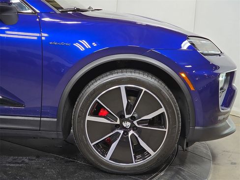 Certified 2025 Porsche Macan 4S Electric image 11