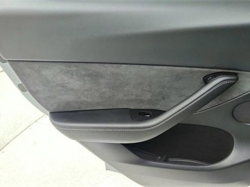 Used 2025 Tesla Model Y Performance image 31