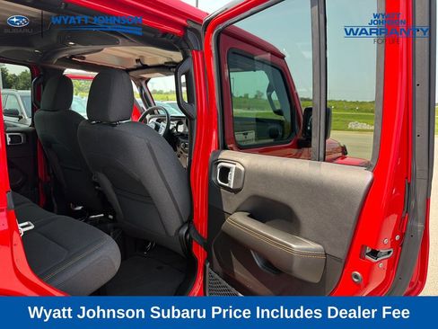 Used 2025 Jeep Wrangler Unlimited Sahara AWD/4WD image 35
