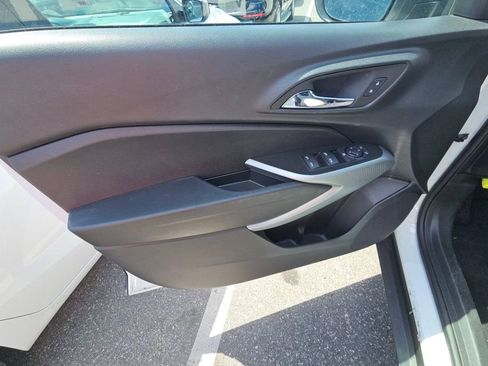 Used 2025 Chevrolet Trax LS FWD image 12
