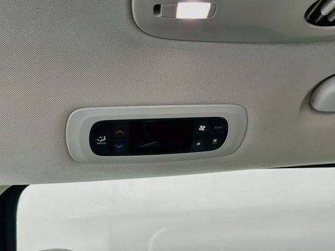 Used 2023 Chrysler Pacifica Touring-L FWD image 25