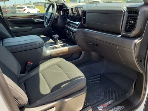 Used 2024 Chevrolet Silverado 1500 LT Trail Boss w/ Convenience Package II image 9