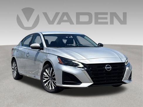 Used 2024 Nissan Altima 2.5 SV FWD image 1