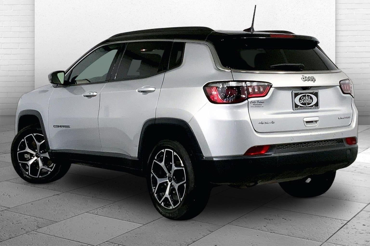 Used 2025 Jeep Compass Limited AWD/4WD image 11