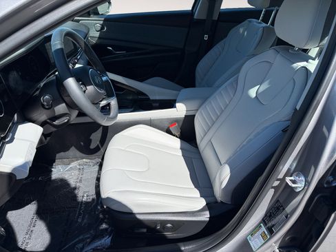 Certified 2025 Hyundai Elantra Limited image 10