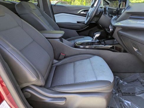 Used 2025 Chevrolet Trax LT w/ LT Convenience Package image 24