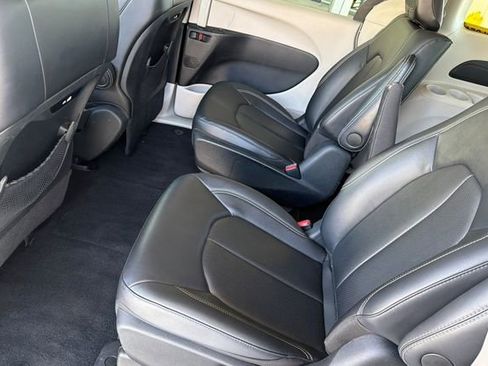 Used 2024 Chrysler Pacifica Limited FWD image 13