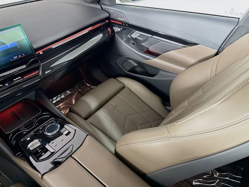 Used 2025 BMW 530i w/ Premium Package image 25