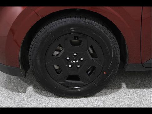 Used 2025 Kia Carnival FWD image 23