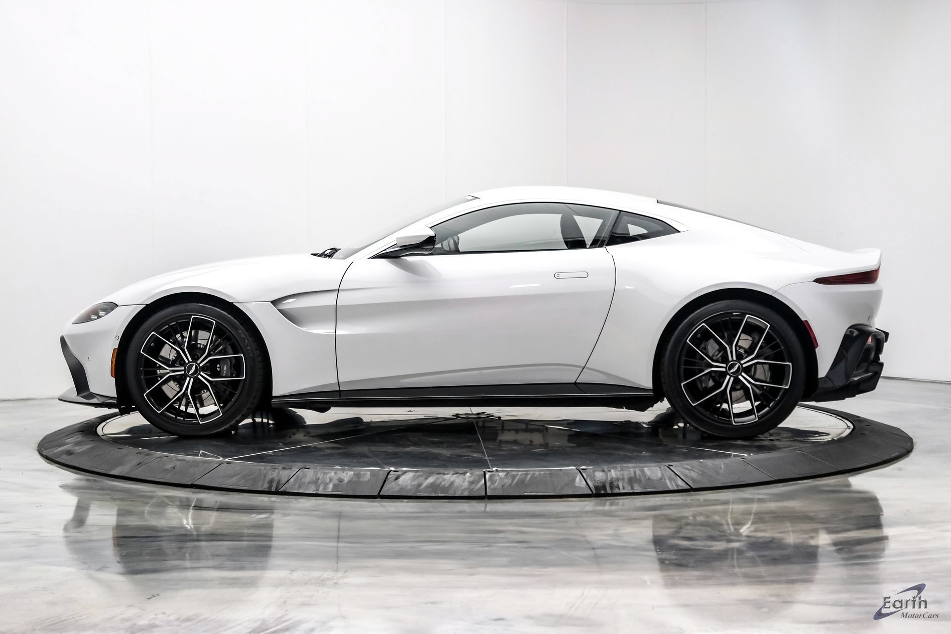 Used 2022 Aston Martin V8 Vantage Coupe RWD image 8
