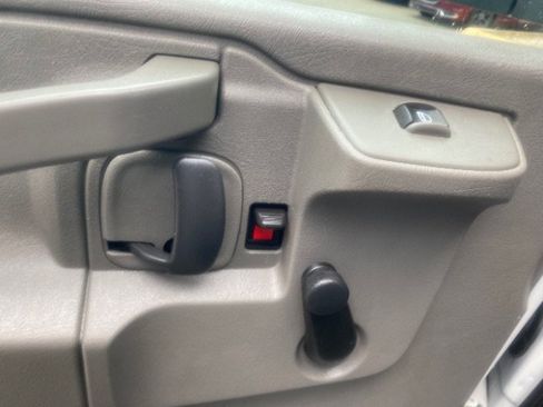 Used 2020 Chevrolet Express 2500 RWD image 17