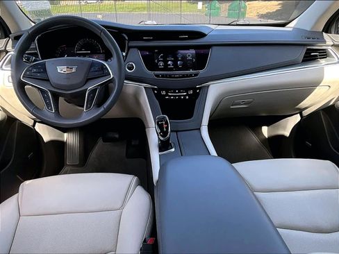 Used 2018 Cadillac XT5 Luxury w/ Driver Awareness Package AWD/4WD image 18