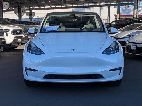 Used 2022 Tesla Model Y Long Range image 2