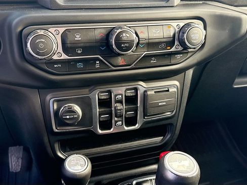 Used 2022 Jeep Wrangler Unlimited Sahara image 17